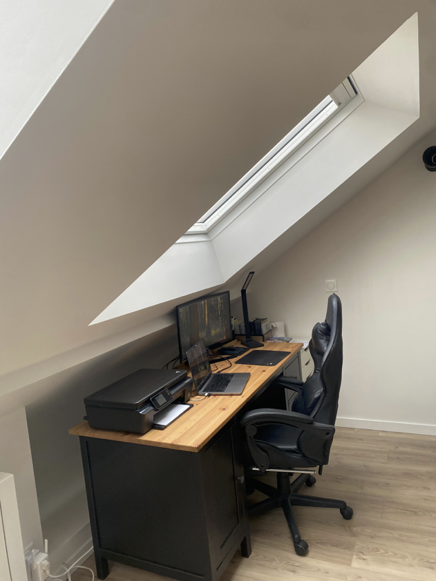 Combles aménagés Achères 78 : coin bureau avec rangements intégrés