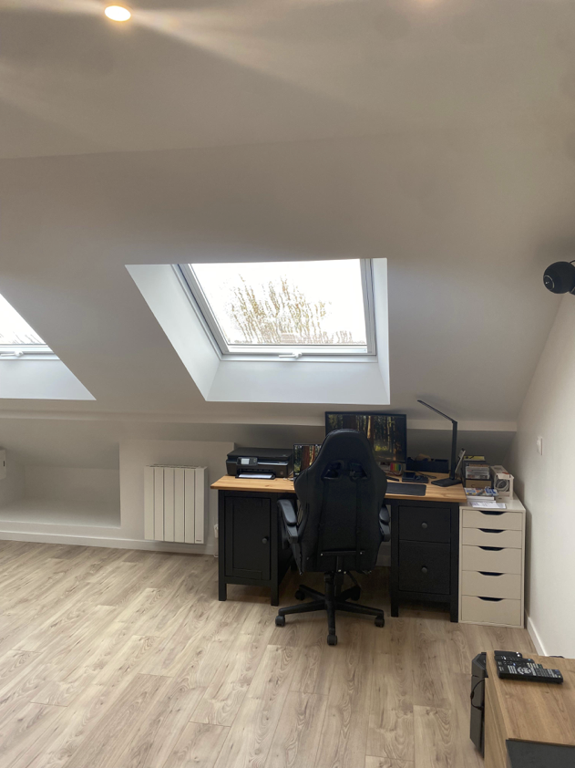 Aménagement de combles Achères 78 : bureau sous les combles avec lumière naturelle
