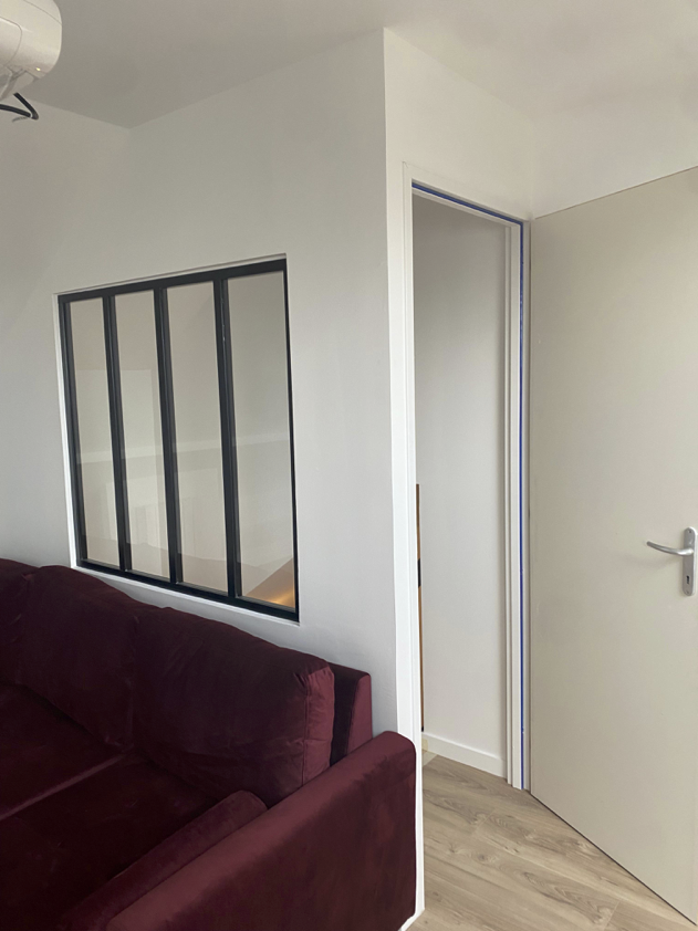 Aménagement de combles Achères 78 : fauteuils et écran home cinéma