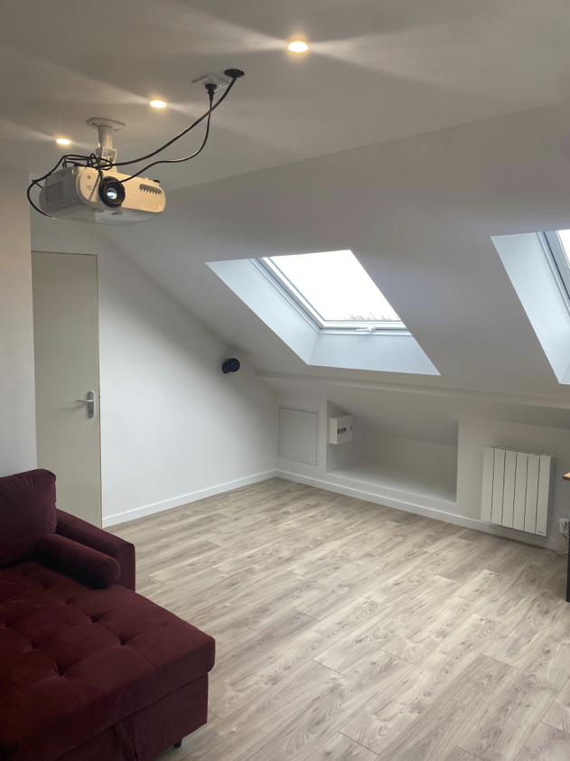 Combles aménagés Achères 78 : home cinéma sous pente de toit